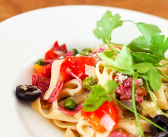 Pasta med mager salami og lett tomatsaus; middag på 10 minutter