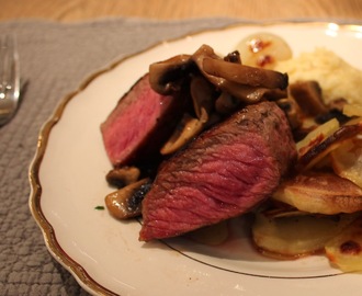 Oksefilet med Pommes Anna, pastinakkpuré og ristet småløk