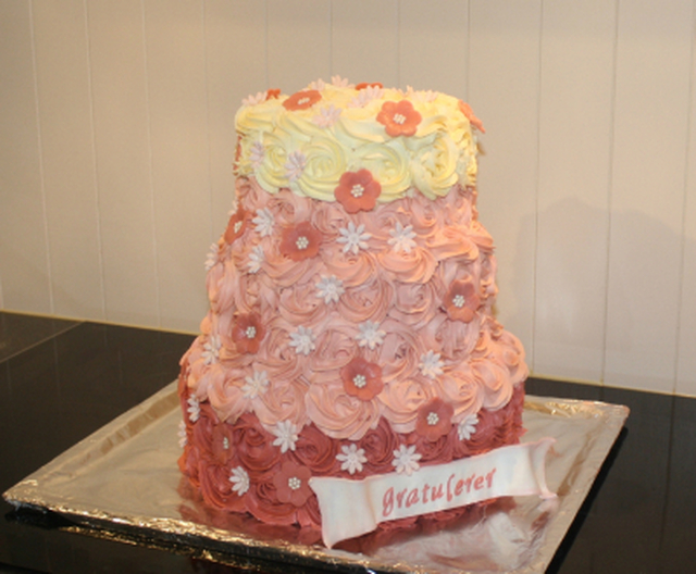 Ombre kake med rosetter og marsipanblomster