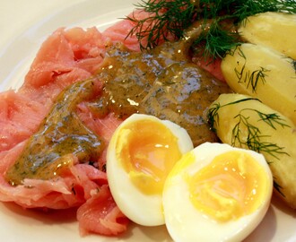 Gravlaks med dilldampet potet, gravlakssaus og egg.