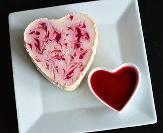 Naturlig proteinrik "ostekake" toppet med bringebærsaus - For en frokost!