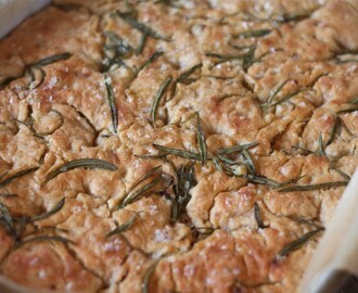 Foccacia med soltørket tomater og rosmarin