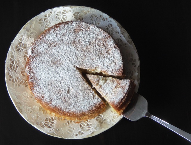 Fredagsfeeling med Fredagskaka - en enkel, saftig och god sockerkaka med vaniljsmak