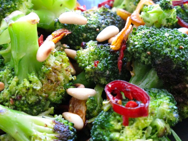 Knallgod grillet broccoli med hvitløk, chili og pinjekjerner.