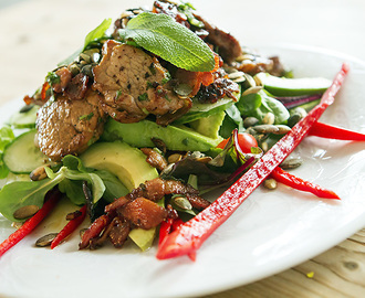 VM-mat: Salat med svinekjøtt, salvie og valnøttvinaigrette