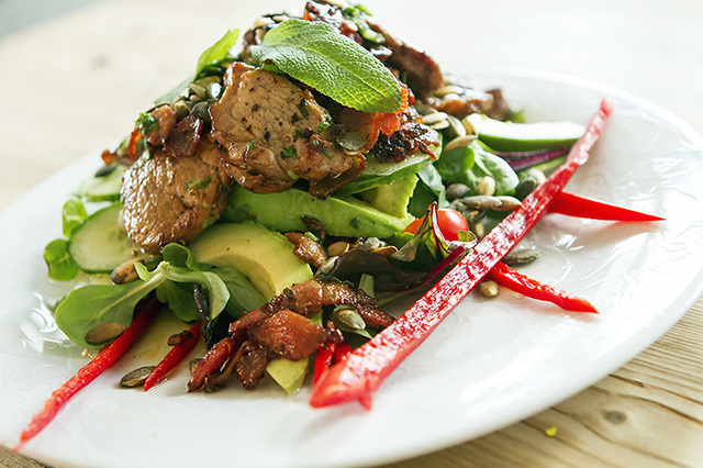 VM-mat: Salat med svinekjøtt, salvie og valnøttvinaigrette