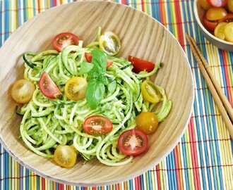 Squashpasta med avokado- og mangosaus