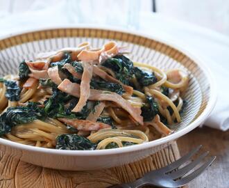 Pasta med spinat- og skinkesaus