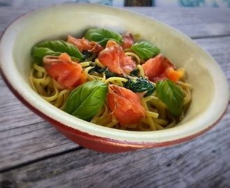 Pasta med røkt laks i kremet spinatsaus???