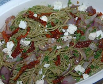 Fullkornpasta med spinatpesto og soltørkede tomater