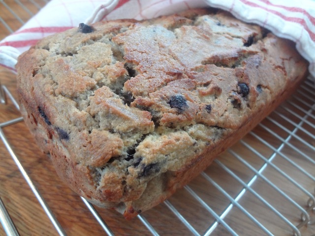 Glutenfri og sukkerfri banan- og blåbærformkake