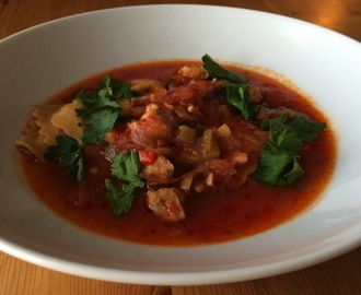 Italiensk tomatsuppe med pølse og ravioli