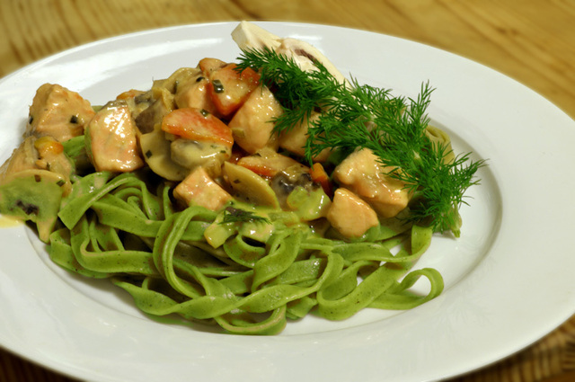 Pasta med laks i fløtesaus