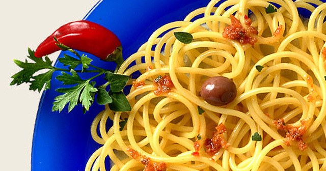 Spaghetti med rød pesto og chilipepper