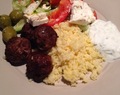 Kjøttboller med gresk salat, couscous og tzaziki