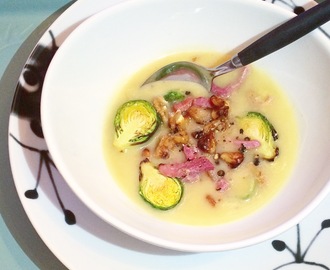 Potet og løksuppe med bakt rosenkål og bacon