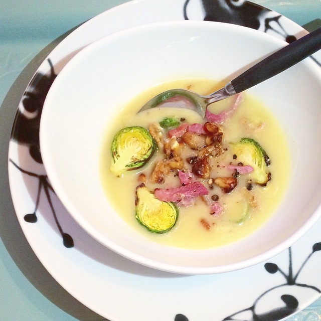 Potet og løksuppe med bakt rosenkål og bacon