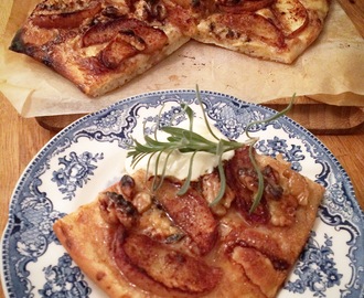 Smakfull dessertpizza med epler og nøtter i honning og kanel