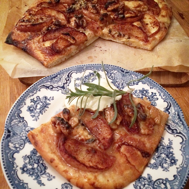 Smakfull dessertpizza med epler og nøtter i honning og kanel