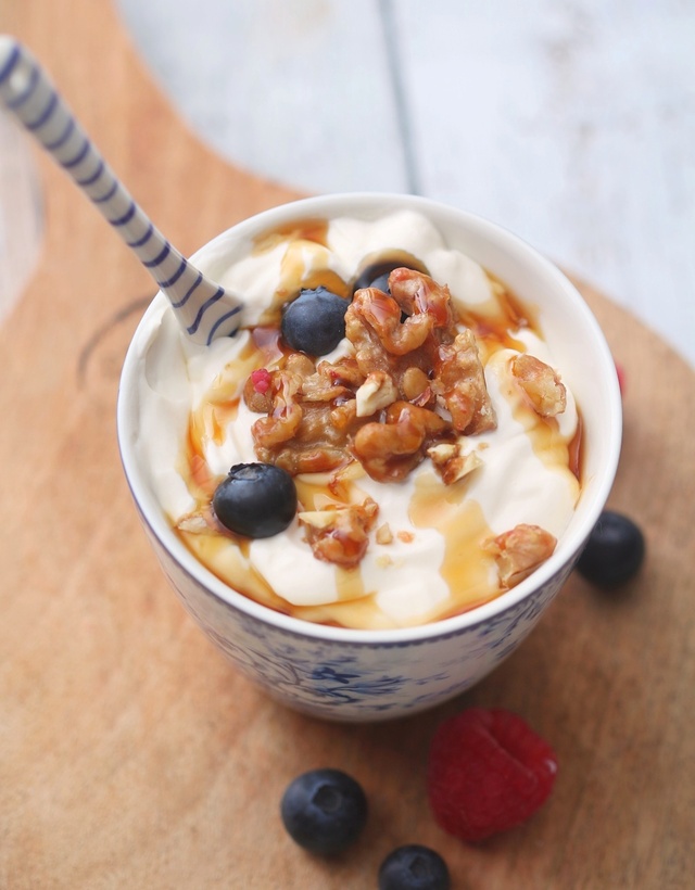 Gresk yoghurt med karamelliserte nøtter