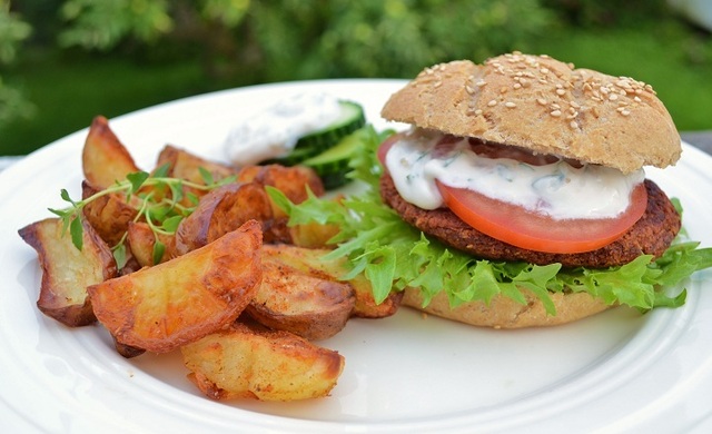 Tandooriburger med ovnsbakte poteter