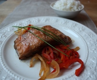 Laks trukket i Teriyakisaus med løk og paprika