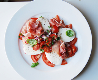 tomatsalat med mozzarella, basilikum og serranoskinke