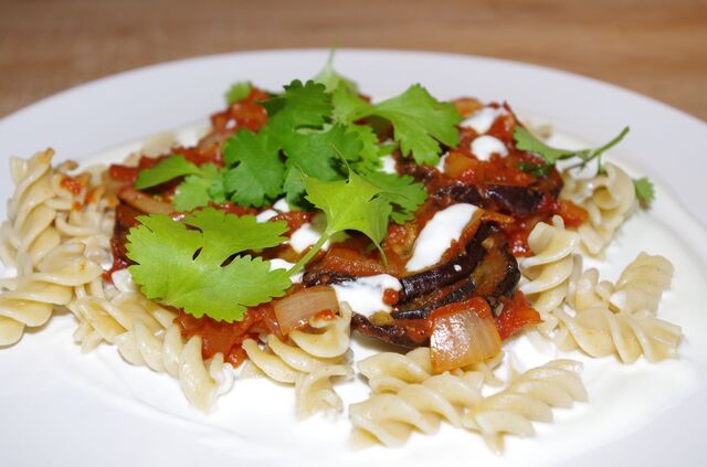 Pasta med stekt aubergin i krydret tomatsaus