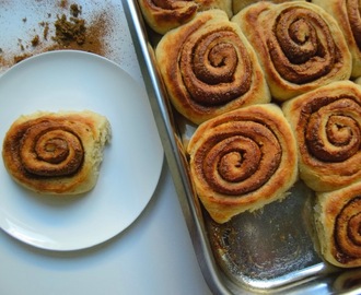 Luftig og søt gjærbakst: Kanelboller med kremost topping...