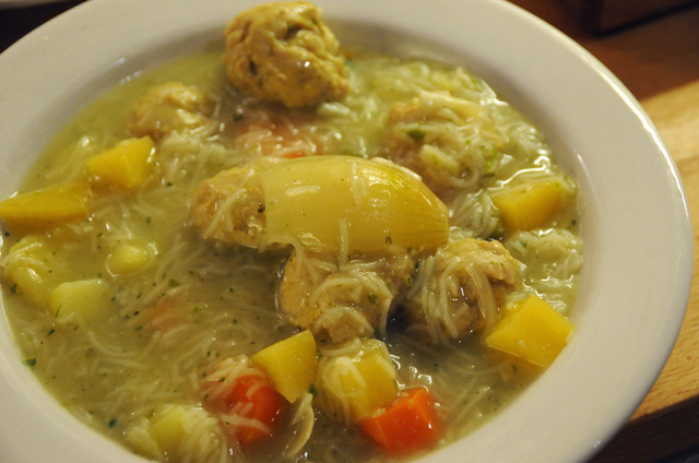 Asiatisk suppe med kyllingboller