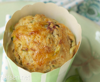 Matmuffins med cheddar, serranoskinke, basilikum og squash