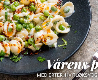 Vårens pasta med erter, hvitløksyoghurt og ost