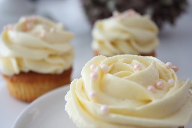 Sukkerfrie cupcakes med kremet sukkerfri vaniljesmørkrem