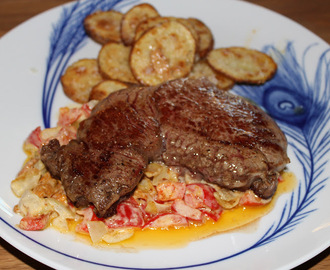 Entrecote med sprø poteter og paprikasaus