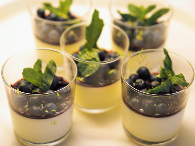Lime pannacotta med marinerte blåbær <3 - Desserten som smelter på tungen.