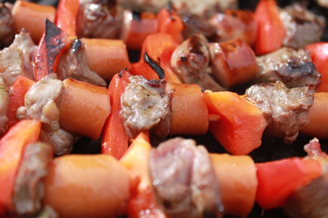 Grillspyd med entrecote, pølse, paprika og cherrytomat