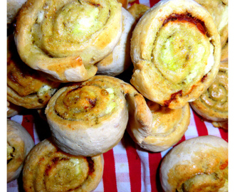 Glutenfrie snurrer med pesto, feta og soltørka tomat