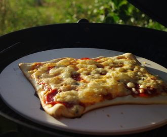 Pizza på grillen en deilig sommerdag