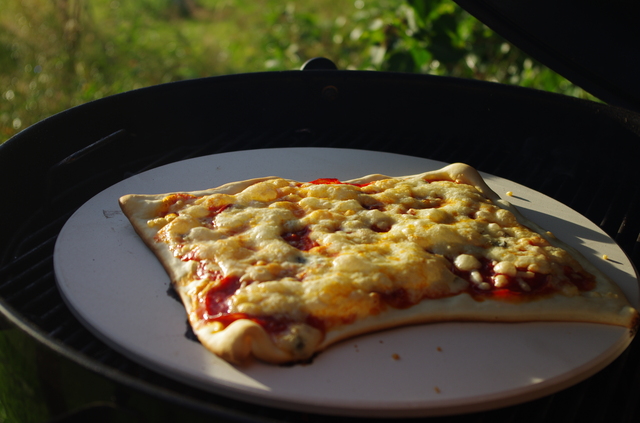 Pizza på grillen en deilig sommerdag