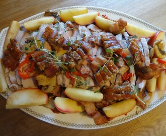 Svinestek av bog med sprø svor ! Servert med sopp, bacon og epler ✿