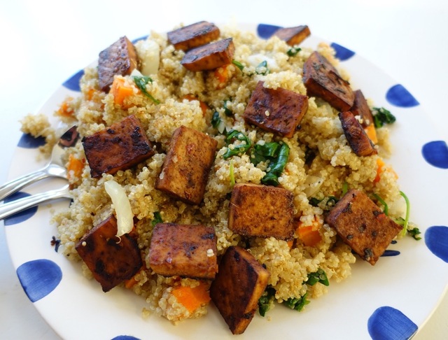 Bakt tofu med quinoa, kikerter og grønnsaker﻿