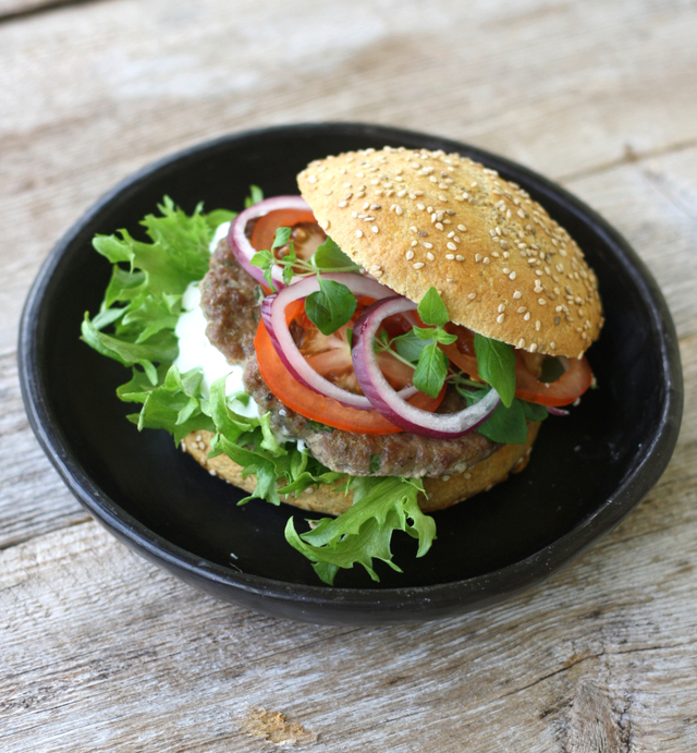 Hamburger med glutenfritt hamburgerbrød