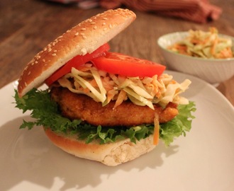 Kyllingsnitzel i burgerbrød med coleslaw