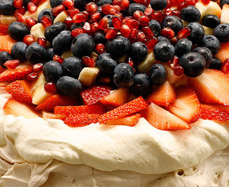 Pavlova med vaniljekrem, bær og frukt