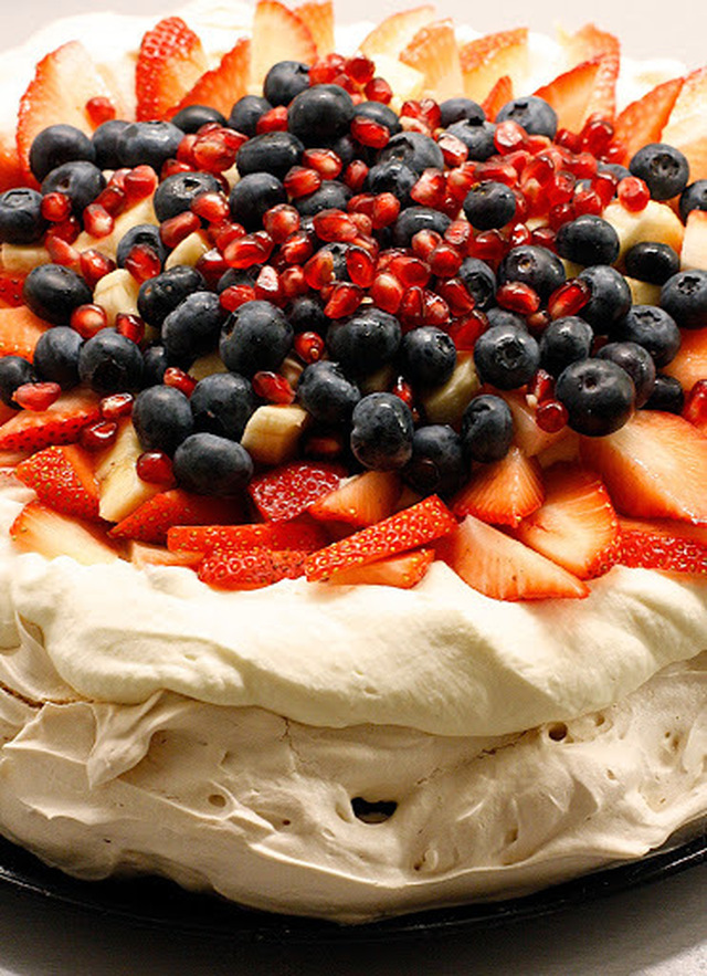 Pavlova med vaniljekrem, bær og frukt