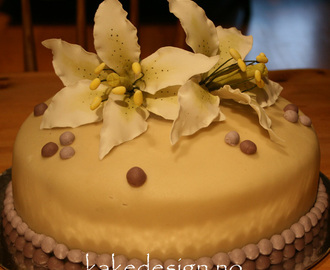 kake med liljer og lilla detaljer