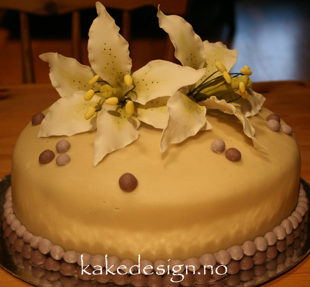 kake med liljer og lilla detaljer