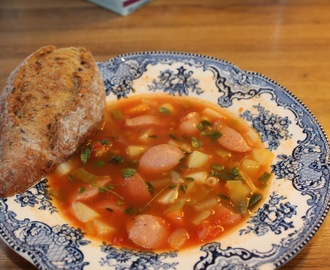 Snill grønnsakssuppe med tomat og pasta