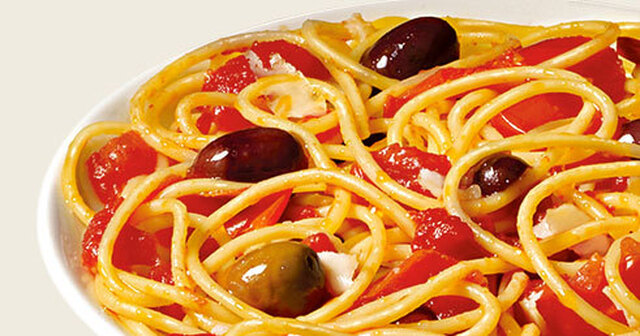 Spaghettini med tomat og oliven