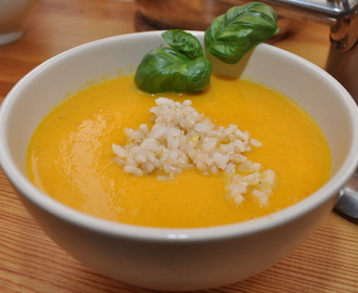 Kremet gulrotsuppe med kokosmelk og karri